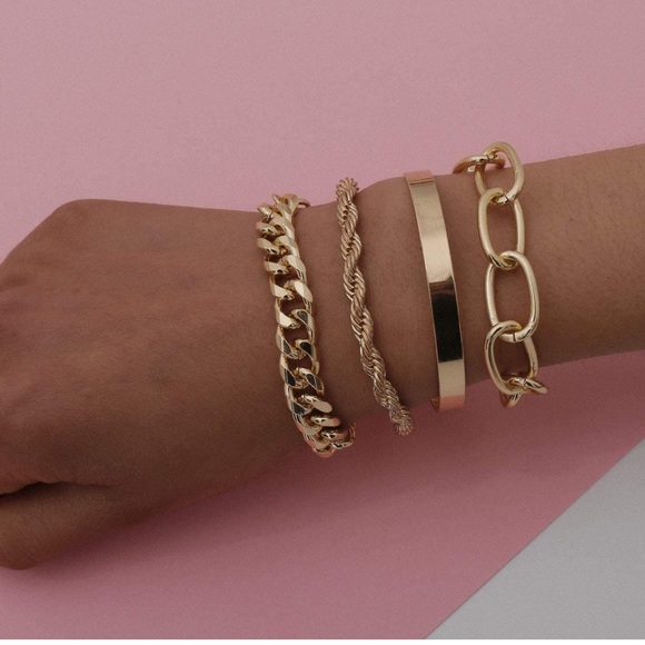 Jewelry - 🎉HP🎉Set of 4 Gold Chunky Bracelets